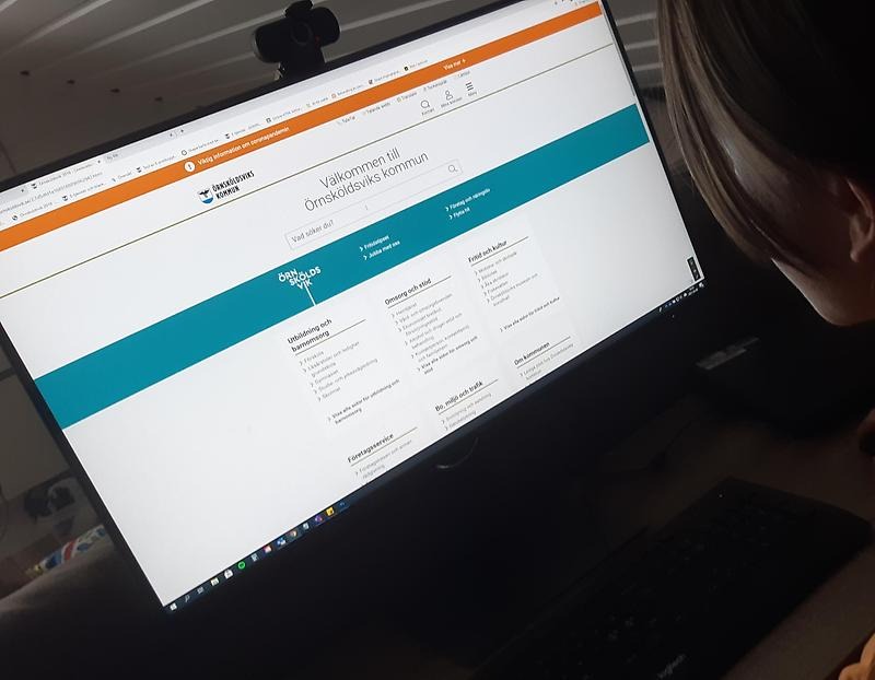 Bild på en dator som visar Örnskoldsviks kommuns hemsida