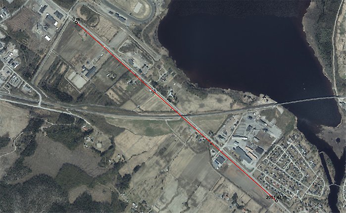 Karta med markerad vägsträcka i Svedjeholmen där vägkanterna bevaras oslagna