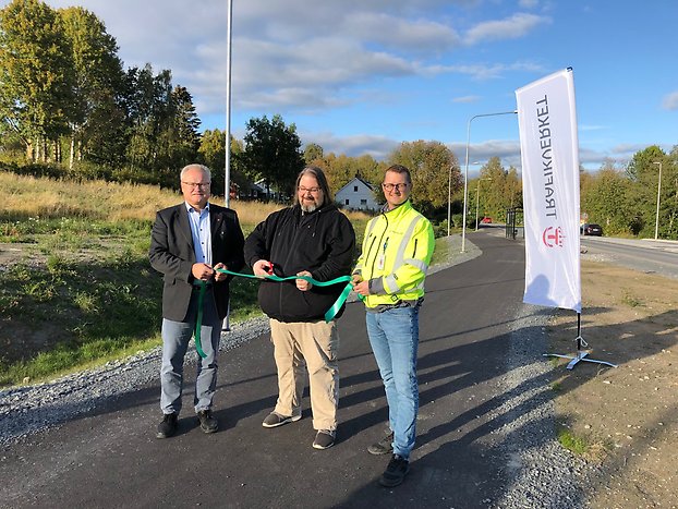 Bilden visar Glenn Nordlund, Mikael Malmén och Jörgen Stjärne inviga nya gång- och cykelvägen i Bodum.