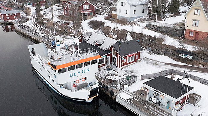 Ulvöbåten ligger vid kaj på ett vintrigt Ulvön