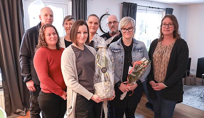 Personalen på Björkgläntan tillsammans med enhetschef Pernilla Lundqvist och omsorgsnämndens ordförande Anna Sundberg.