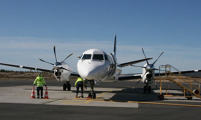 Bilden visar ett flygplan på Örnsköldsviks flygplats tas emot
