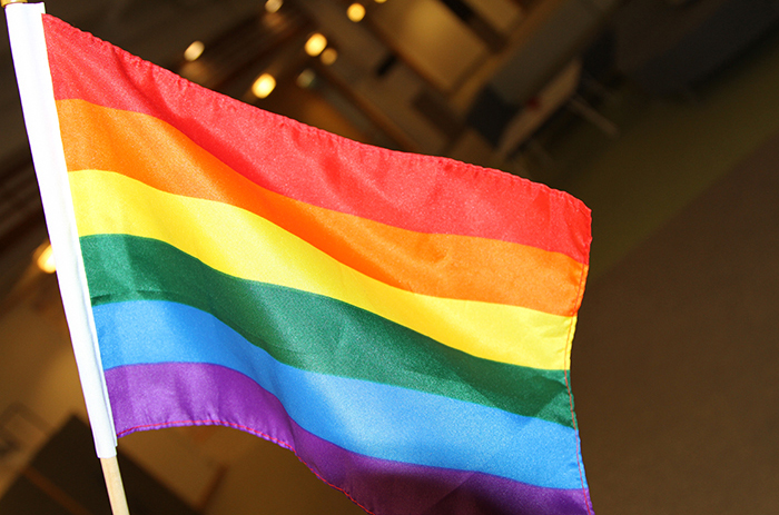 Liten regnbågsflagga i kontorsmiljö
