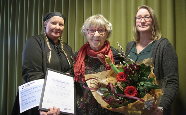 Zenitha Nordfjell, humanistiska nämnden överräcker diplom och stipendiecheck till Solstipendiaten Anita Harning. Anna Sundberg, omsorgsnämnden överräcker blommor
