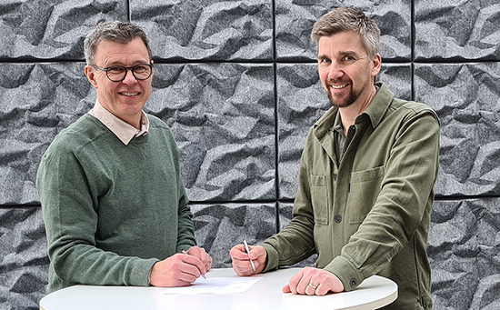 Lars Österlund, vd AB Övikshem och Marcus Elfving, fastighetsstrateg Örnsköldsviks kommun signerar köpeavtalet.
