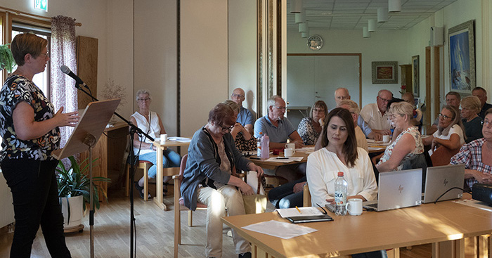 Anna Thors informerar röstmottagare samlade i Gideå församlingsgård