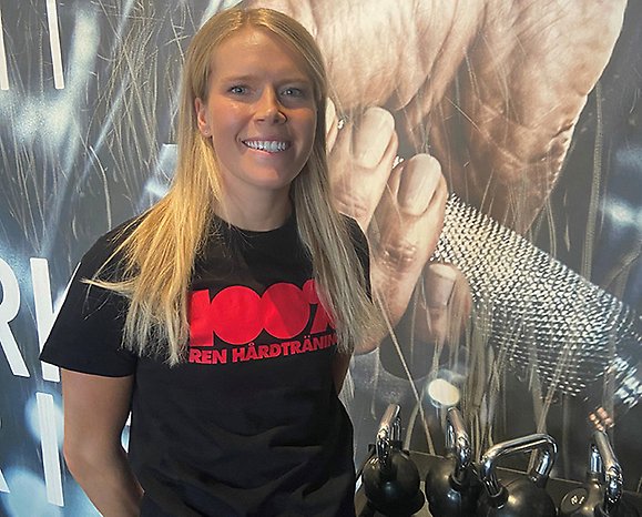 Lisa Hörnblad i gymmiljö  med kettlebells