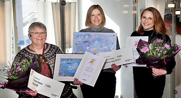 Anna-Karin Gidlund, Gideget samt Tanja Forsman och Sandra Johansson, Stensödens Naturförskola. med blommor diplom och tavlor