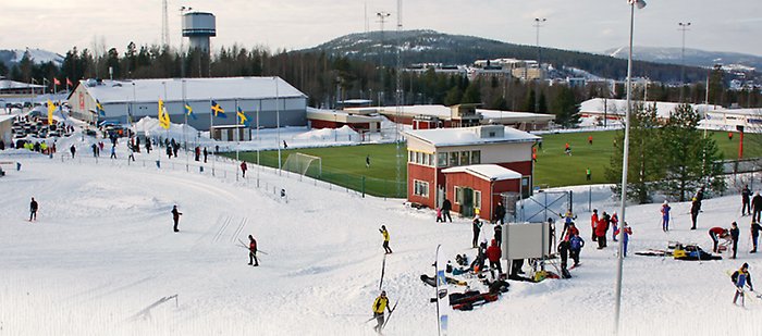 Vybild över idrottsyta på Skyttis, med grönt område till höger för fotboll samt vinteraktiviteter till vänster. 
