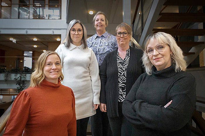 Kicki Ledin, Anette Norberg, Agneta Johansson, Camilla Lindqvist och Charlotte Bergström står i en trappa