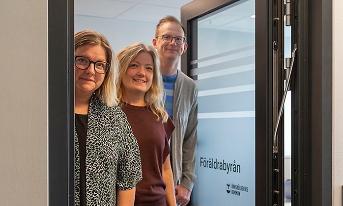 Marie-Therese Jonsson, Sara Söderlund och Erik Karlsson står i dörröppningen till familjebyrån