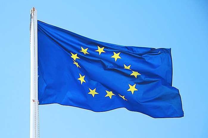 EU flaggan mot blå himmel.